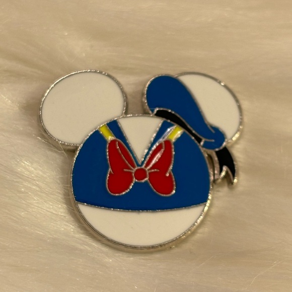 Disney Donald Duck Mickey Ears 2013 Trading Pin - Picture 1 of 3